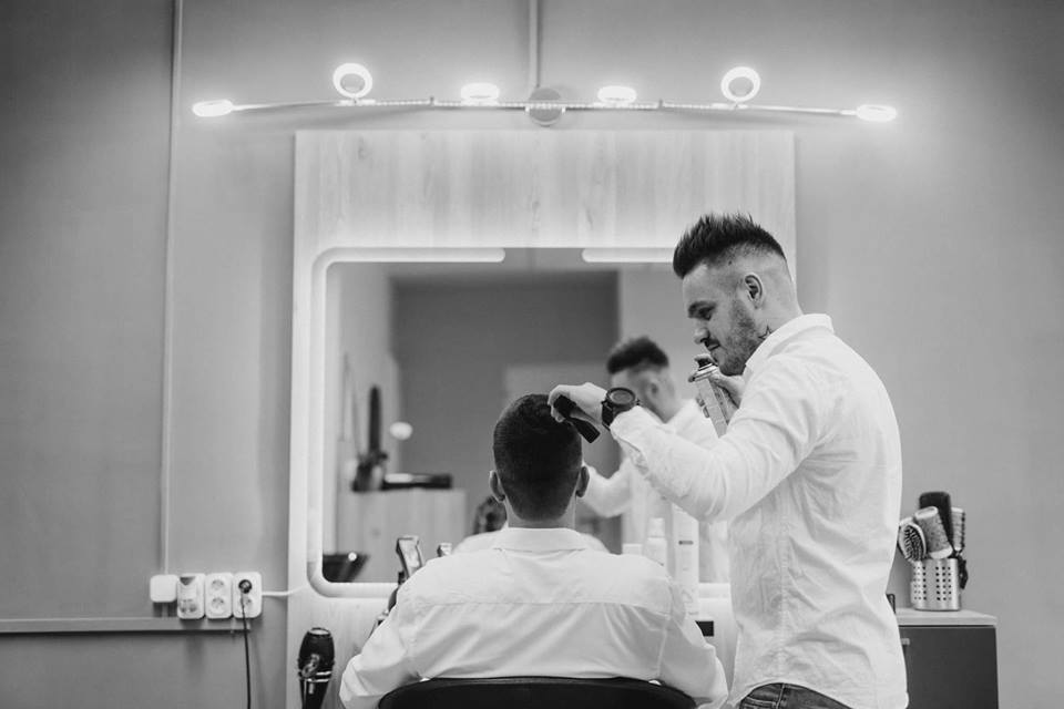 Kis Gergő fodrász munka közben Szeged The Little Hair Studio